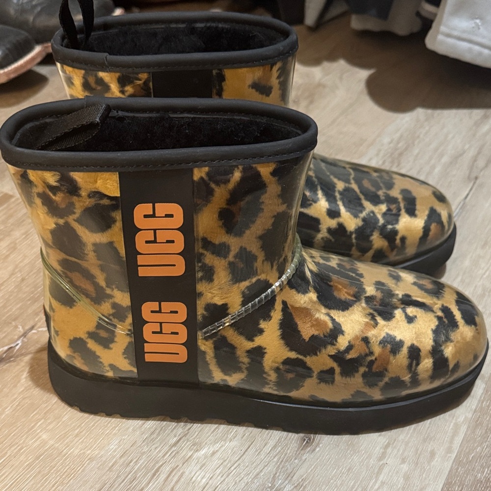UGG womens cheetah Print Boots - Black and Tan
